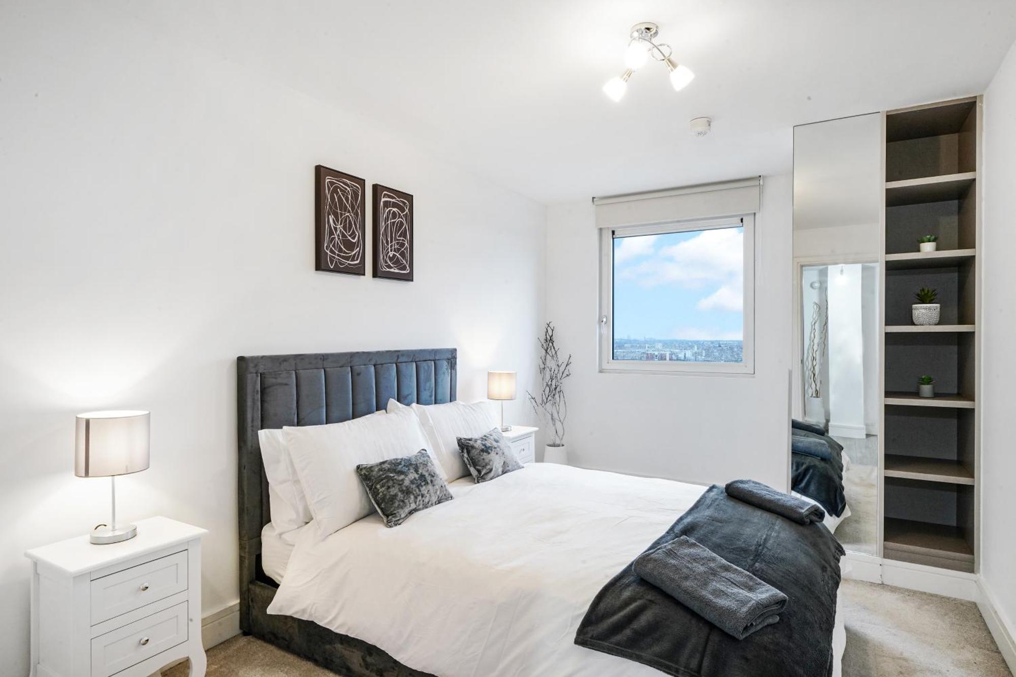 Luxury Apartment With Stunning Views On 10Th Floor Эджвар Экстерьер фото