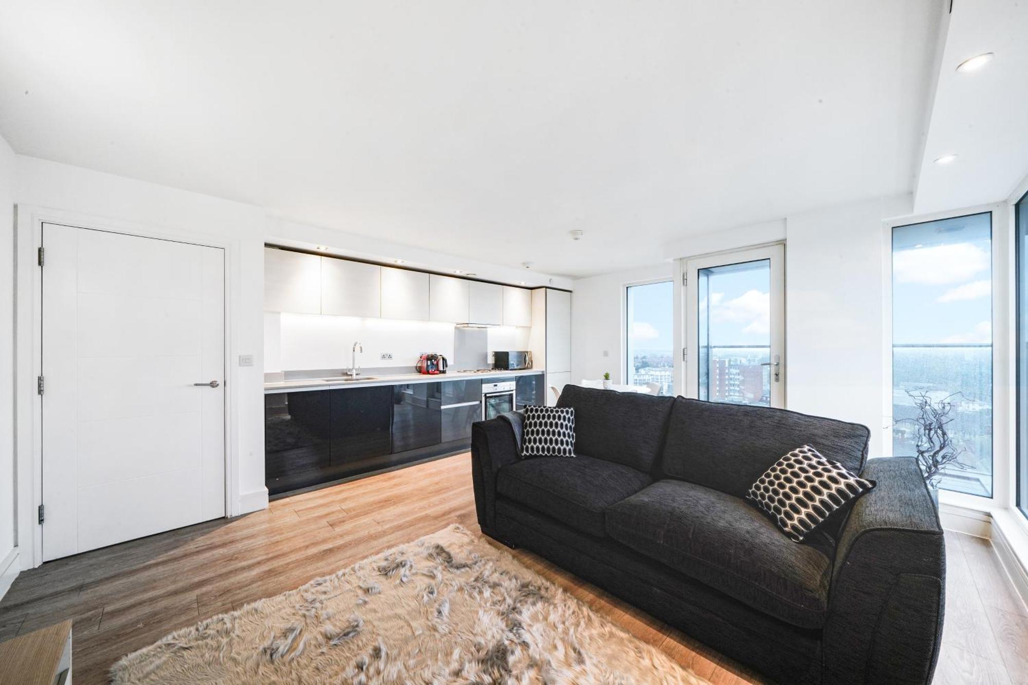Luxury Apartment With Stunning Views On 10Th Floor Эджвар Экстерьер фото