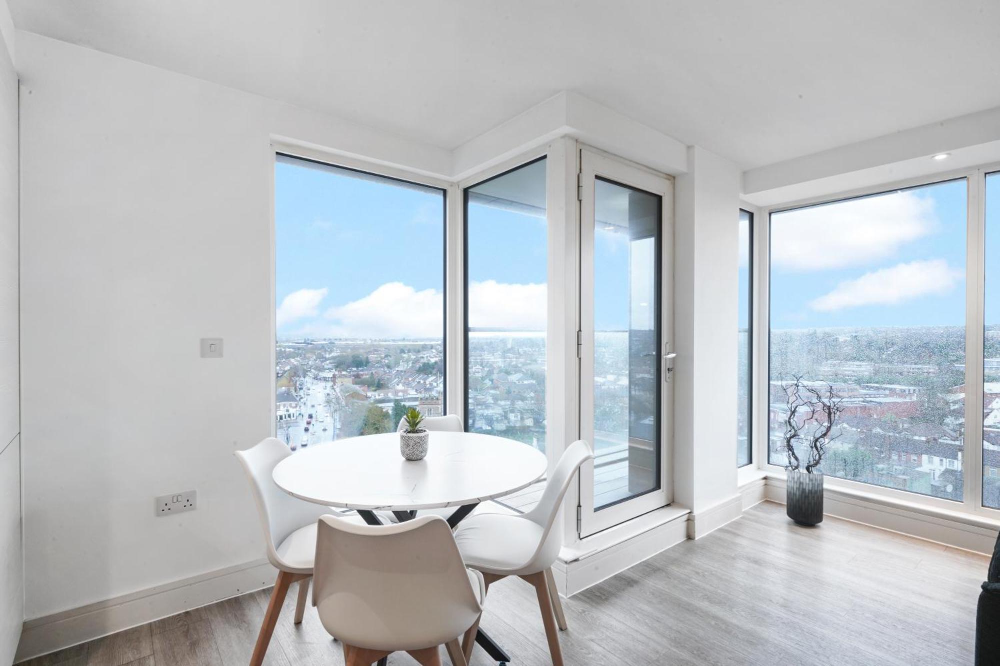 Luxury Apartment With Stunning Views On 10Th Floor Эджвар Экстерьер фото