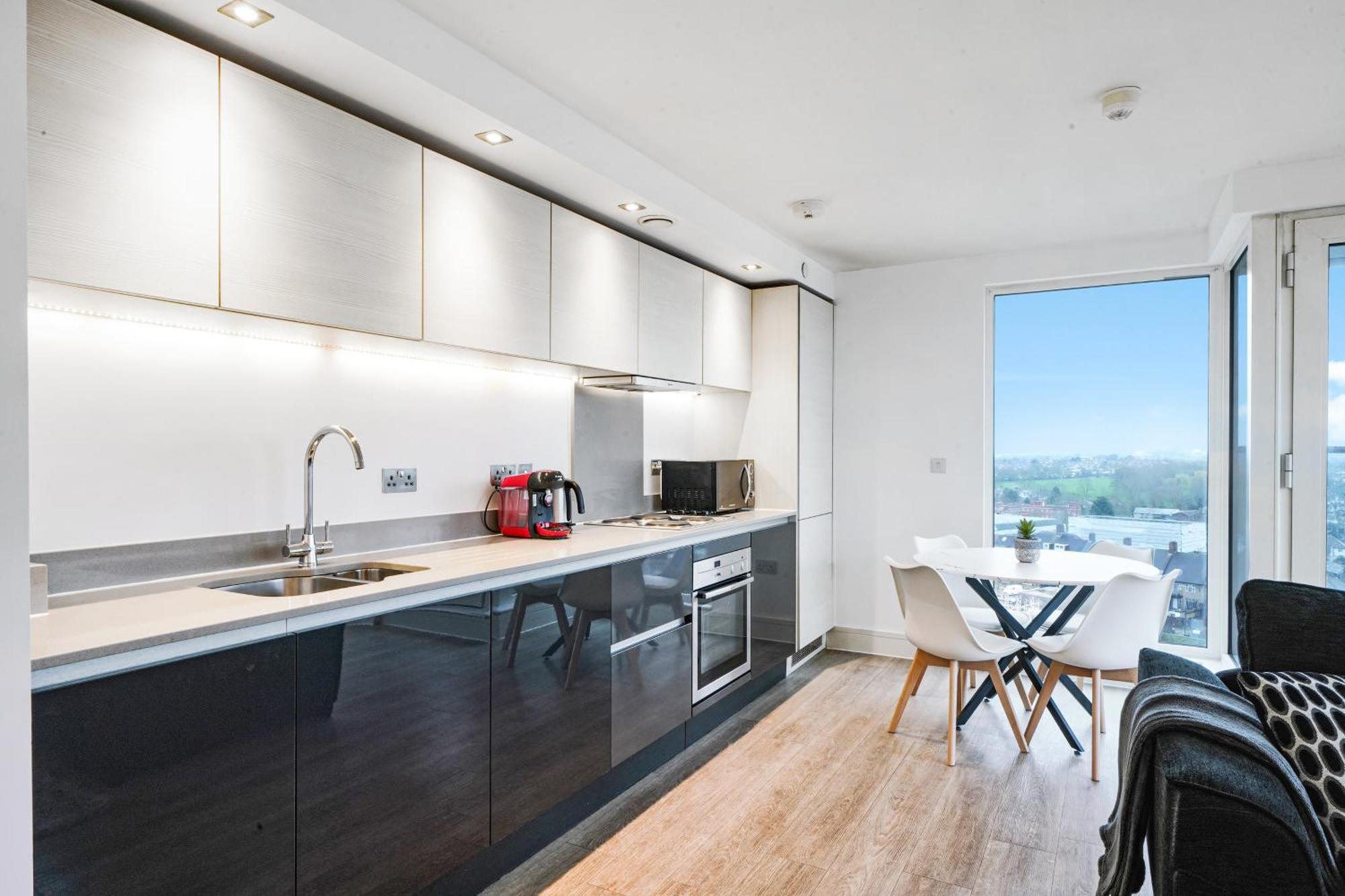 Luxury Apartment With Stunning Views On 10Th Floor Эджвар Экстерьер фото